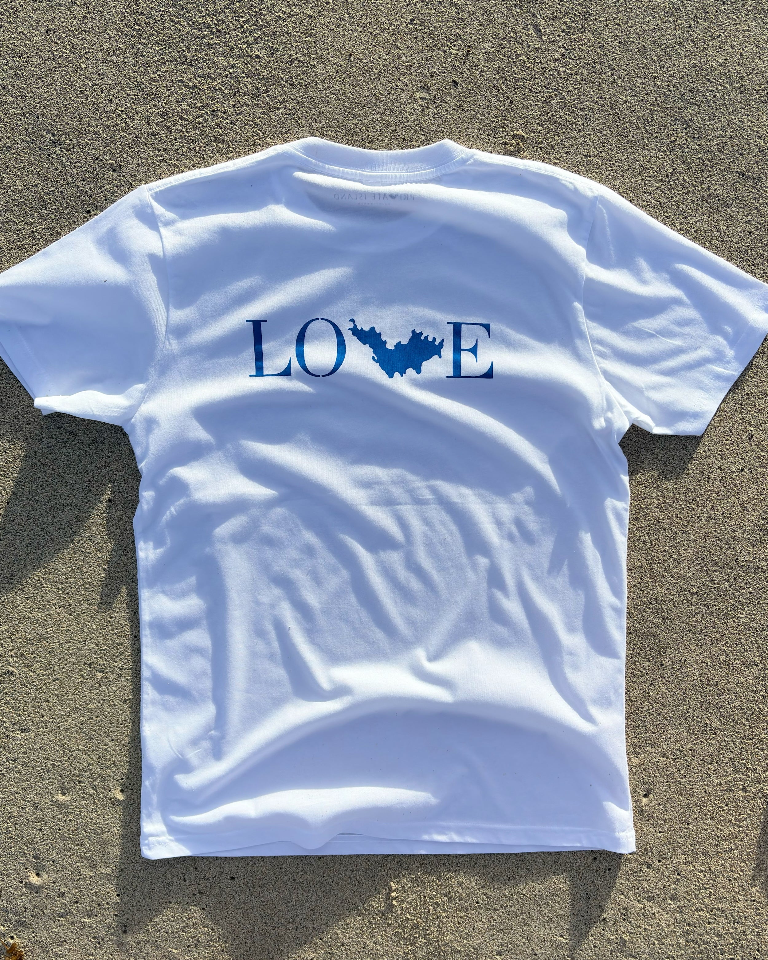 Love avec l'île de St Barthélemy en bleu, dans le dos. T-shirt blanc mixte en coton bio.