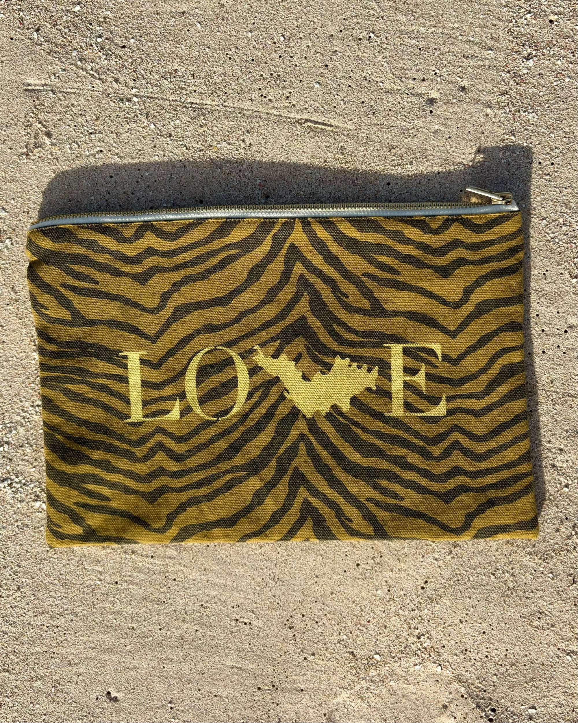 Pochette zèbre fauve sur la sable