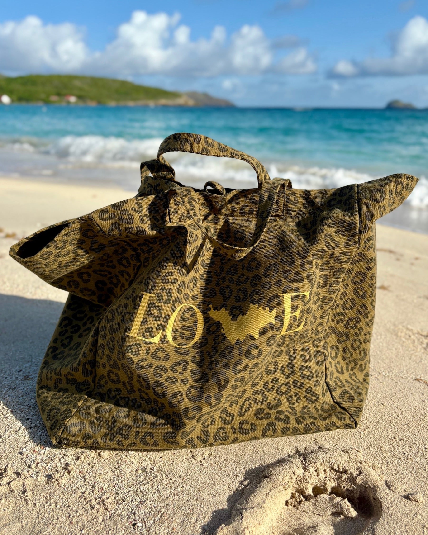 Sac cabas Saba couleur léopard kaki, grand format en coton avec sérigraphie faite à St Barth