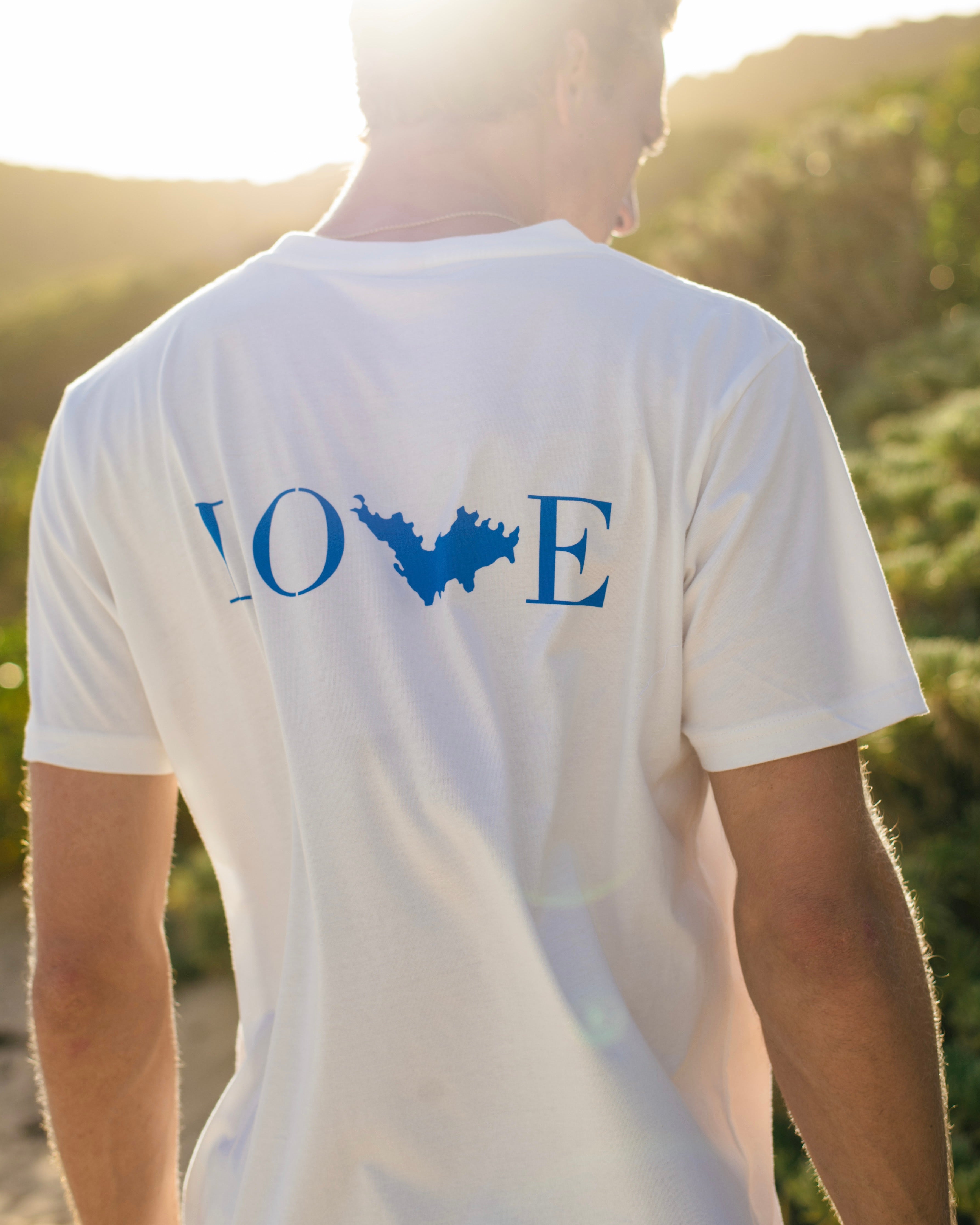 Martin porte le T-shirt Love St Barth blanc