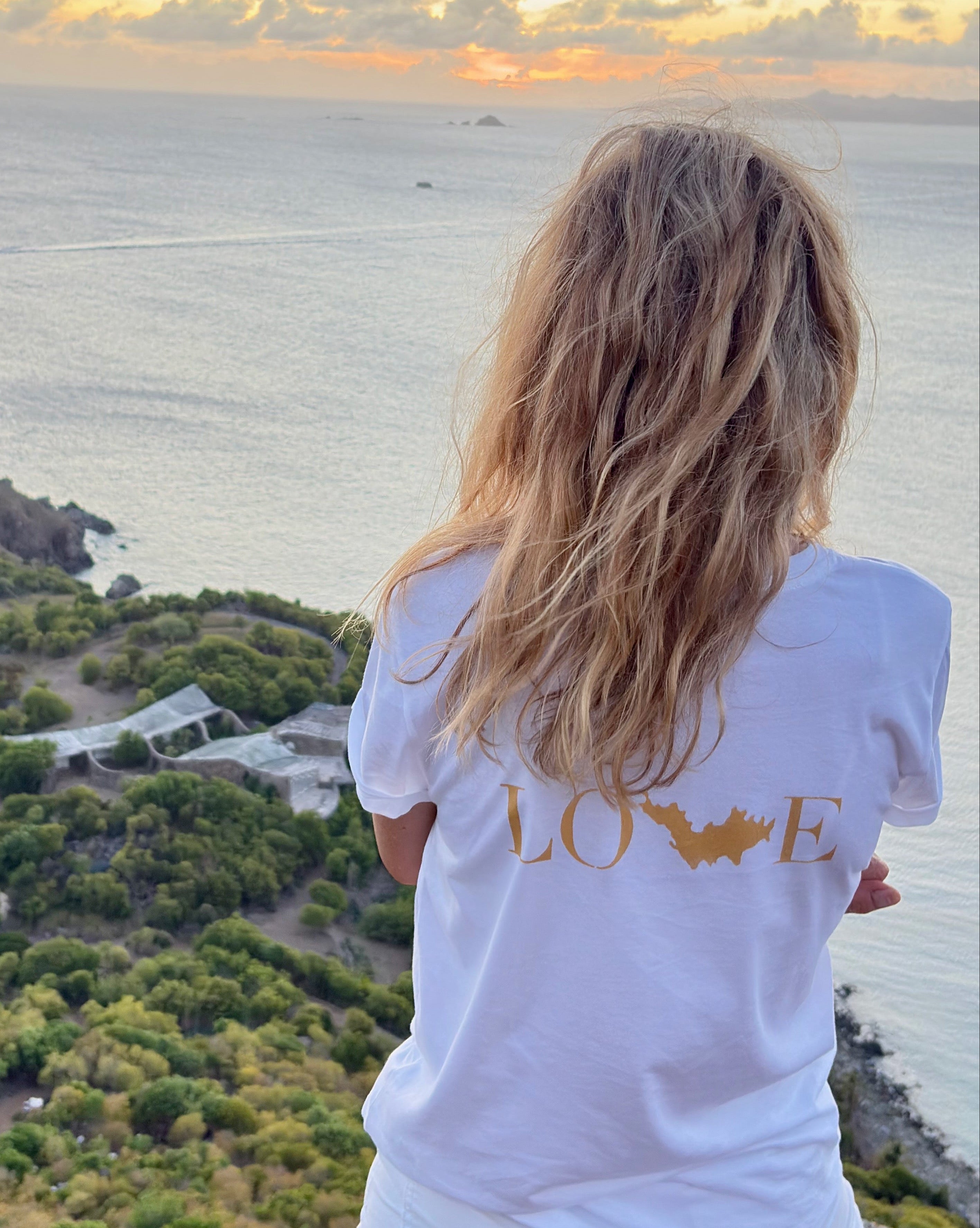 T-shirt blanc avec Love doré dans le dos à Colombier